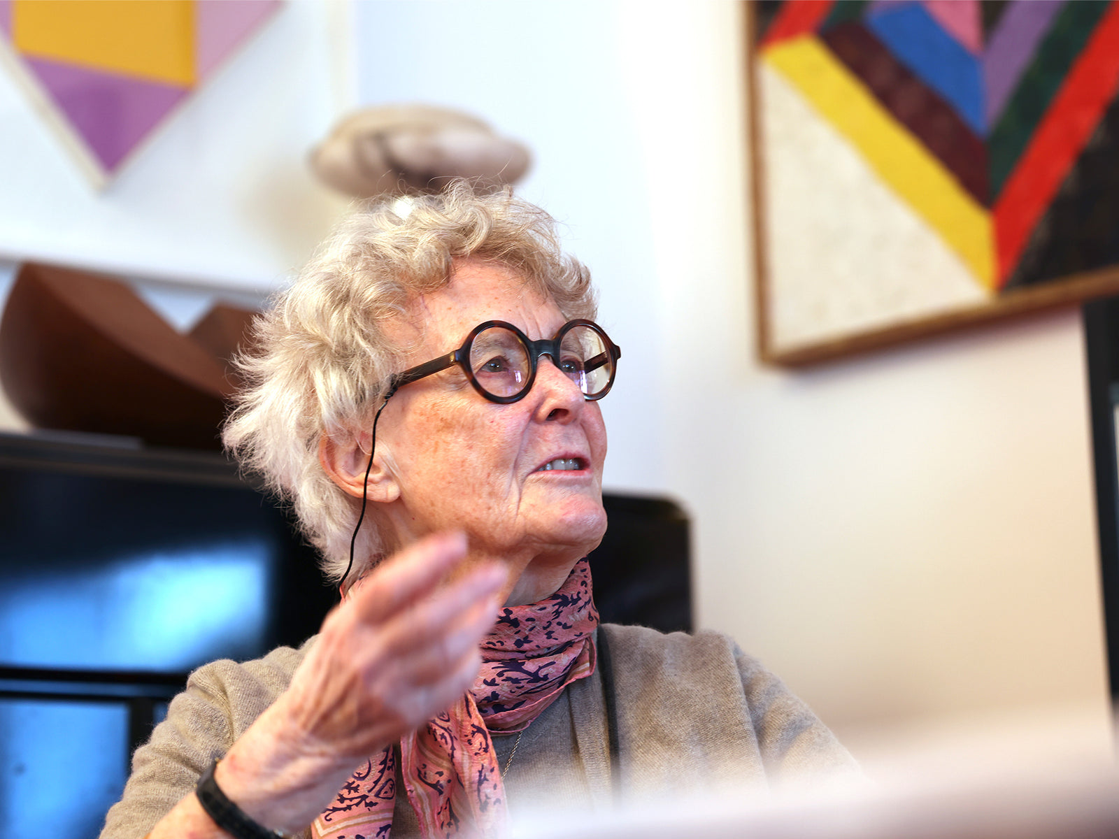 Ruckstuhl Teppichmanufaktur Trix Haussmann im Gespräch Portrait mit Kunst
