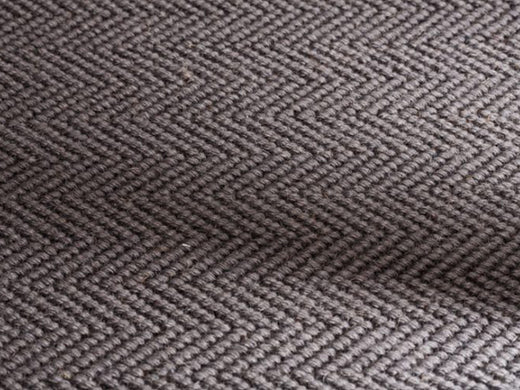 Ruckstuhl Wollteppich HERRINGBONE SMALL in 60361 Grau – Makrodetail der Teppichoberfläche