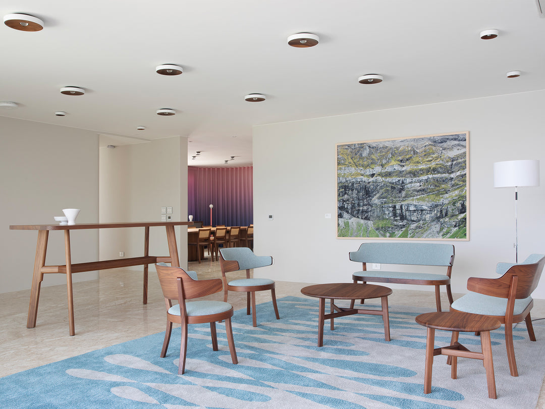 Ruckstuhl Referenzprojekt Rio Residenz Botschafter – Teppich VELVET, Sonderanfertigung in Blau, am Stehtisch