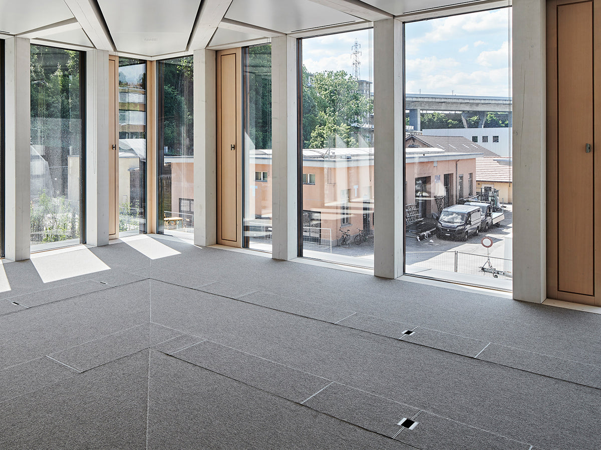 Ruckstuhl Referenzprojekt Ittigen ASTRA – Teppich REP in 222 Beige, im Büro, ohne Möblierung, Detail der Teppichstruktur