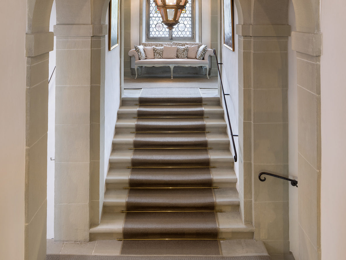 Ruckstuhl Referenzprojekt Oberdiessbach Neues Schloss – Teppich MANILA in 40161, als Treppenläufer, am Sofa