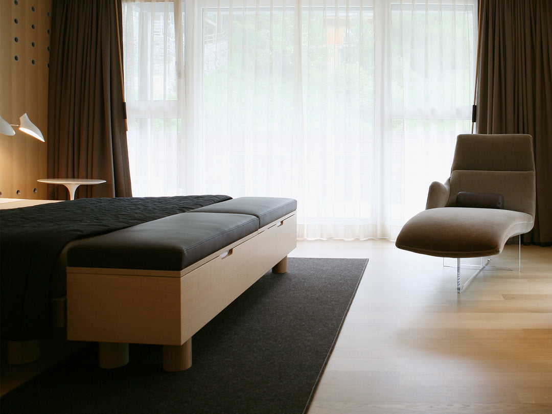 CH Zermatt Hotel Omnia Feltro 737 braun meliert Bett mit Ruckstuhl Feltro