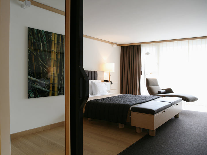 CH Zermatt Hotel Omnia Feltro 737 braun meliert Zimmer mit Ruckstuhl Feltro
