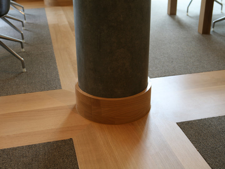 CH Zermatt Hotel Omnia Trap 240 schwarz natur Säule Detailaufnahme mit Ruckstuhl Trap