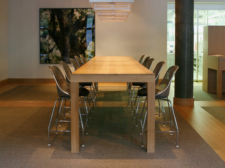 CH Zermatt Hotel Omnia Trap 240 schwarz natur Stehtisch Detailaufnahme mit Ruckstuhl Trap
