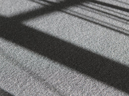 CH Zürich INFRAS Flatwool Simple 603 hellgrau Detailaufnahme Schatten mit Ruckstuhl Flatwool