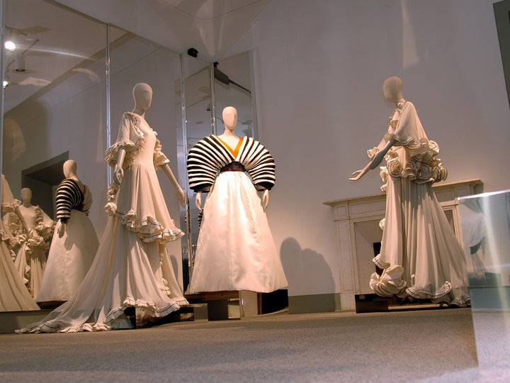 IT Florenz Museo Roberto Capucci Rep 653 grau Boden mit Ruckstuhl Rep