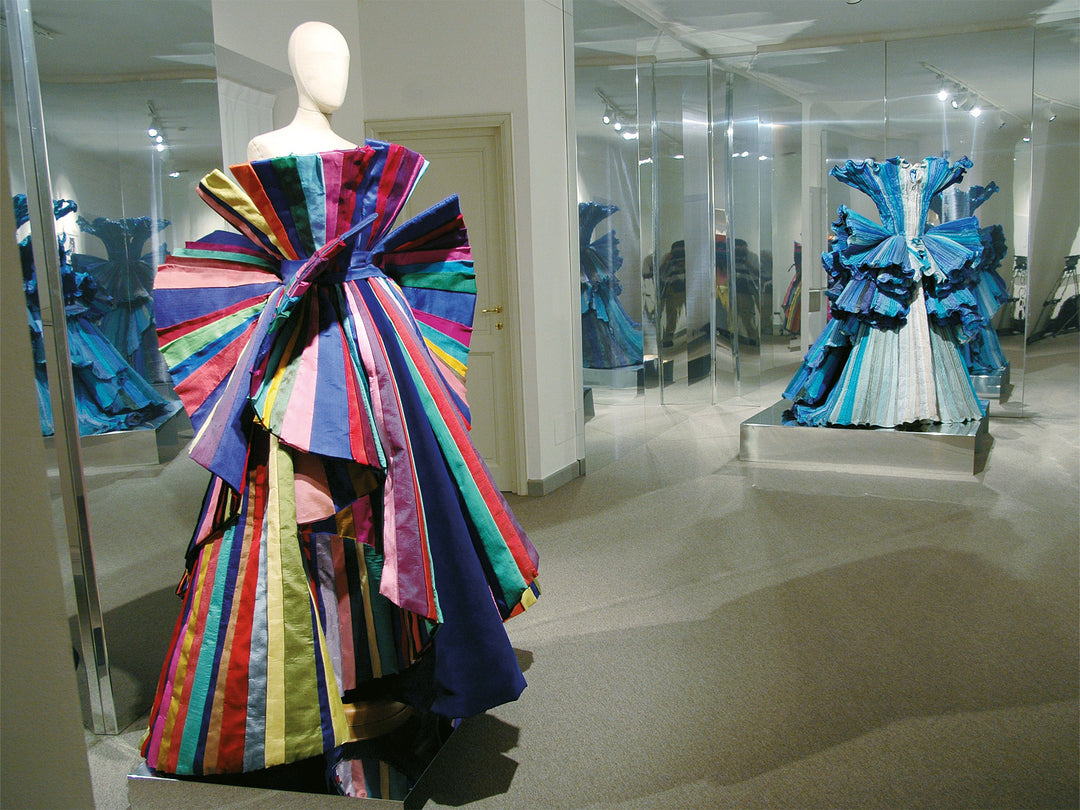 IT Florenz Museo Roberto Capucci Rep 653 grau Pfau mit Ruckstuhl Rep