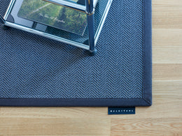 Ruckstuhl Einfassung Leinenband in 70006 Tiefschwarz am Teppich HERRINGBONE SMALL