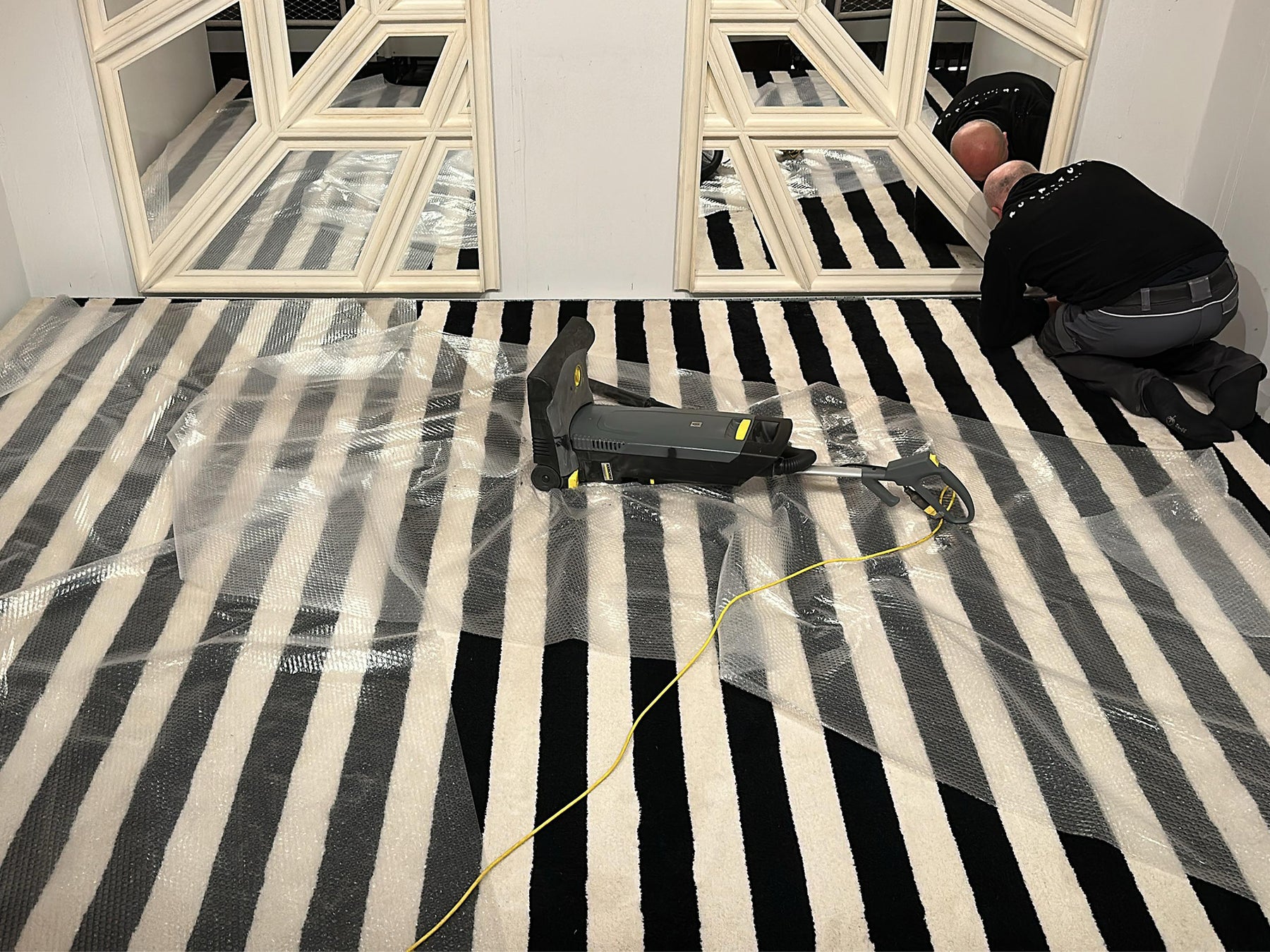 Installation der Ruckstuhl Haussmann Hommage mit geometrischen Designteppichen