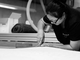 Produktion des Ruckstuhl STRIPES Designteppichs – Konfektion in der Manufaktur