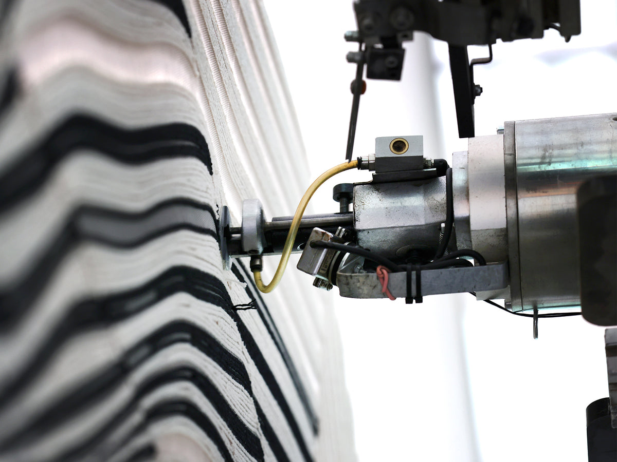 Produktion des Ruckstuhl STRIPES Designteppichs auf dem RobotLoom
