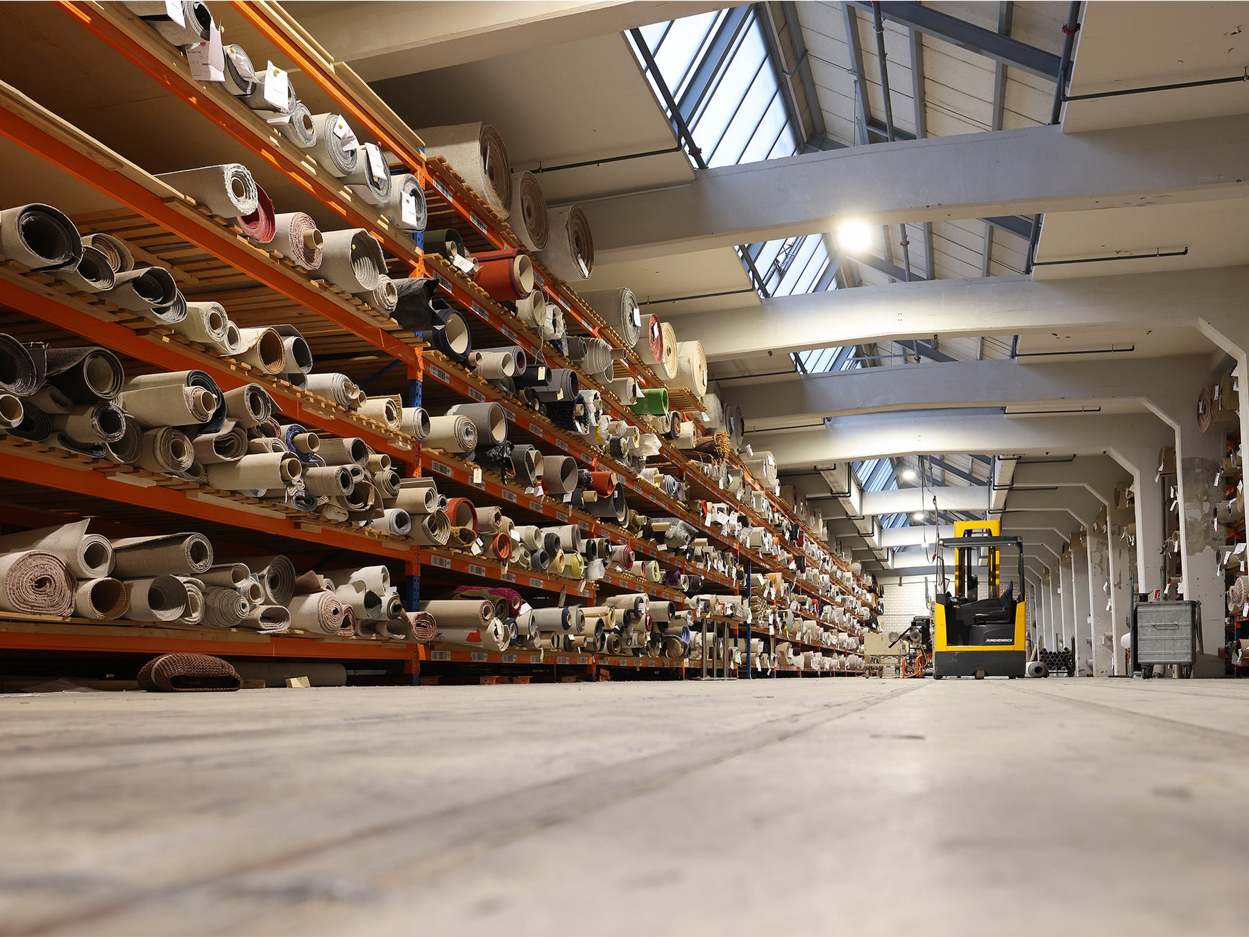 Teppichrollen im Lager der Ruckstuhl Teppichmanufaktur in Langenthal