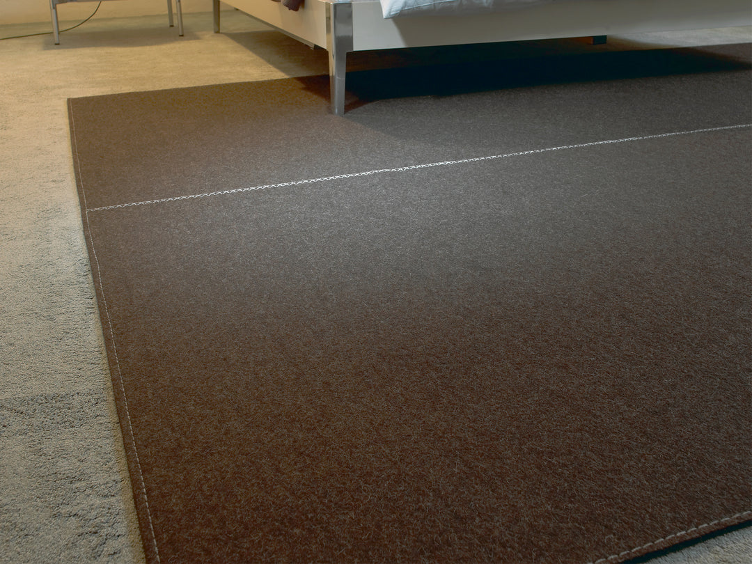 Ruckstuhl Teppich Filz Feltro Basic 737 braun meliert Steppnaht Bett