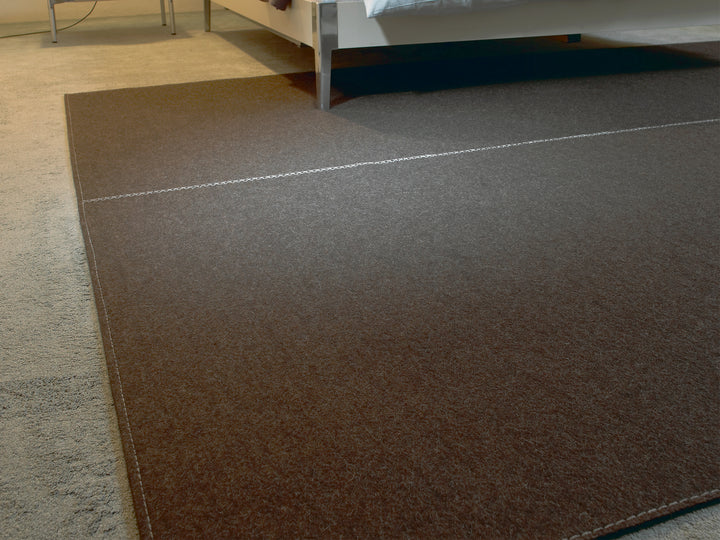 Ruckstuhl Teppich Filz Feltro Basic 737 braun meliert Steppnaht Bett