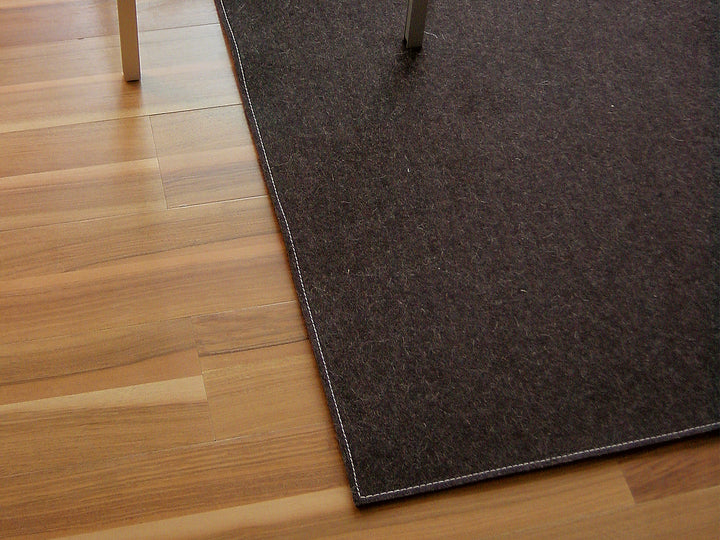 Ruckstuhl Teppich Filz Feltro Basic 737 braun meliert Steppnaht Detailaufnahme Holzboden