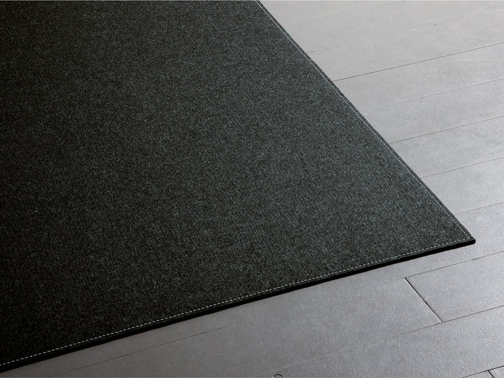Ruckstuhl Teppich Filz Feltro Color 70036 anthrazit meliert Steppnaht Detailaufnahme