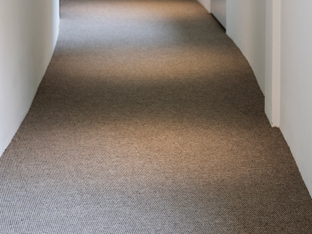 Ruckstuhl Teppich Haargarn Wolle Trap 240 schwarz natur Vals Korridor
