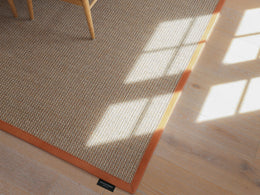 Ruckstuhl Sisalteppich FLOW in 10305 Lachs – Lederband Terracotta Dk
