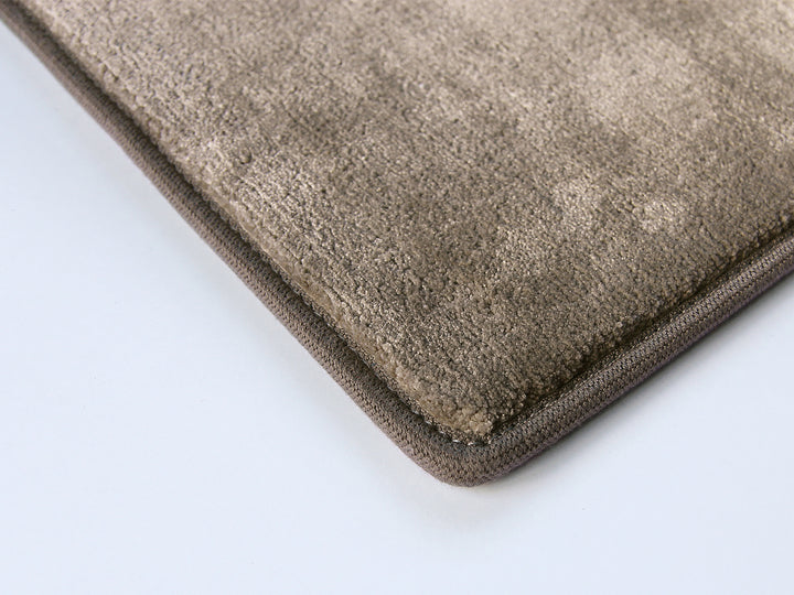 Ruckstuhl Teppich Viskose Madison 20391 umbra dunkel Satina Detailaufnahme Winkel
