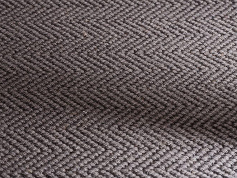 Ruckstuhl Wollteppich HERRINGBONE SMALL in 60361 Grau – Makrodetail der Teppichoberfläche
