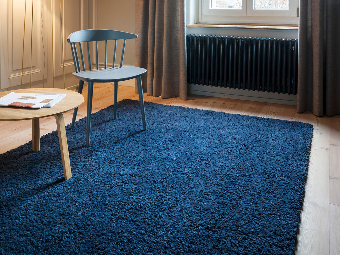 Ruckstuhl Teppich Wolle Piu 356 dunkelblau Detailaufnahme