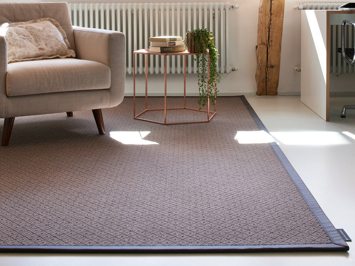 Ruckstuhl Teppich Wolle Rose Diamond 20463 taupe Sessel Lederband