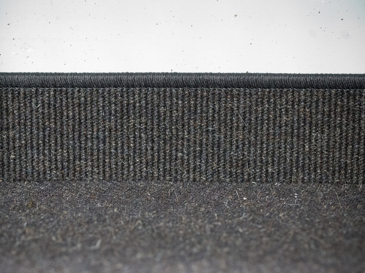 Ruckstuhl Teppich REP in 744 Anthrazit – an der Wand