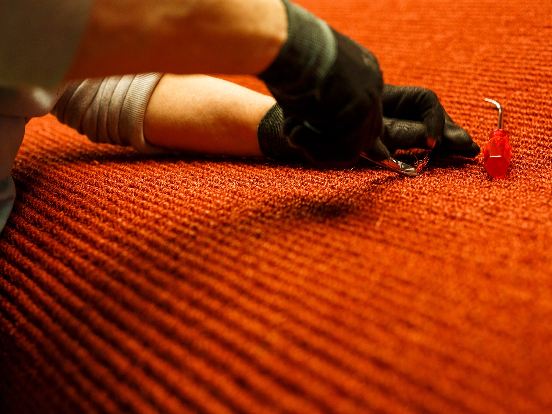 Handwerkliches Ausnähen des Ruckstuhl Kokosteppichs CALICUT 536 in der Manufaktur