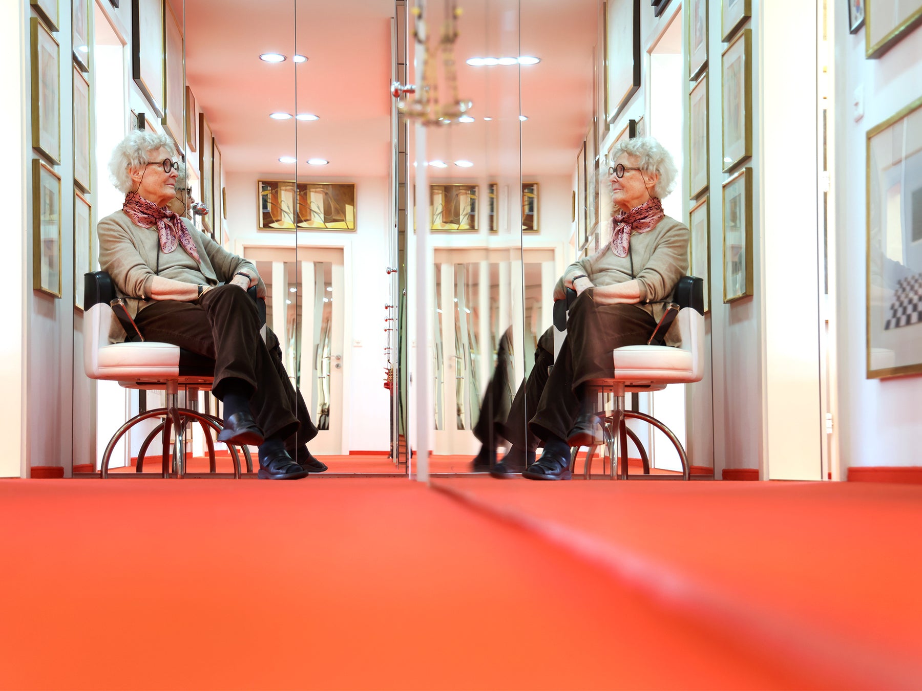 Kunstwerke und Spiegel in einem Designeratelier zur Ruckstuhl Haussmann Kollektion