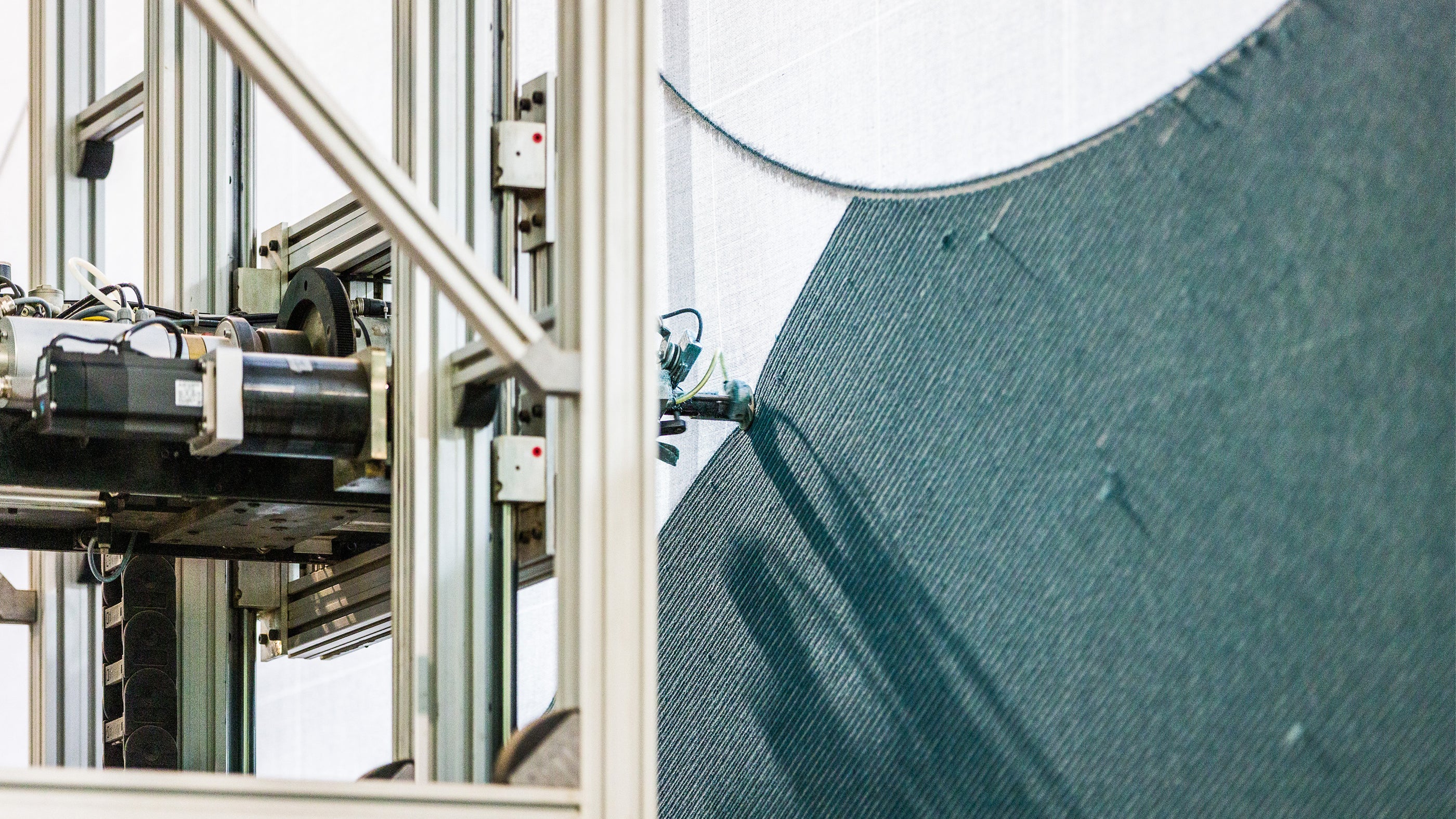 Ruckstuhl Teppichmanufkatur Robotloom erstellt einen individuell getufteten Wollteppich in Sonderform