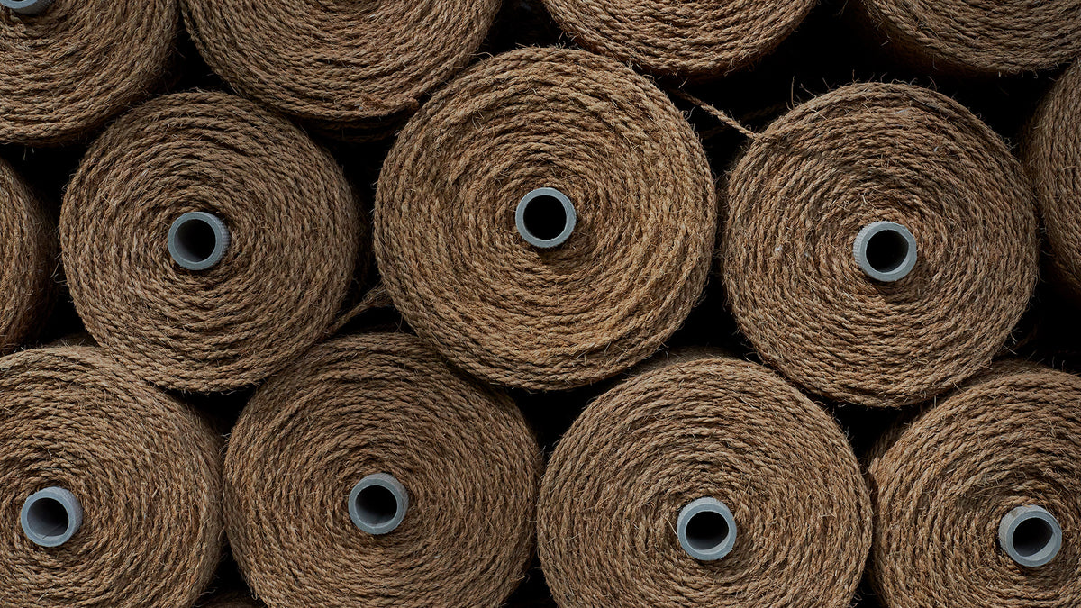 Rollen mit Naturfasergarnen als Rohmaterial für Ruckstuhl Teppiche