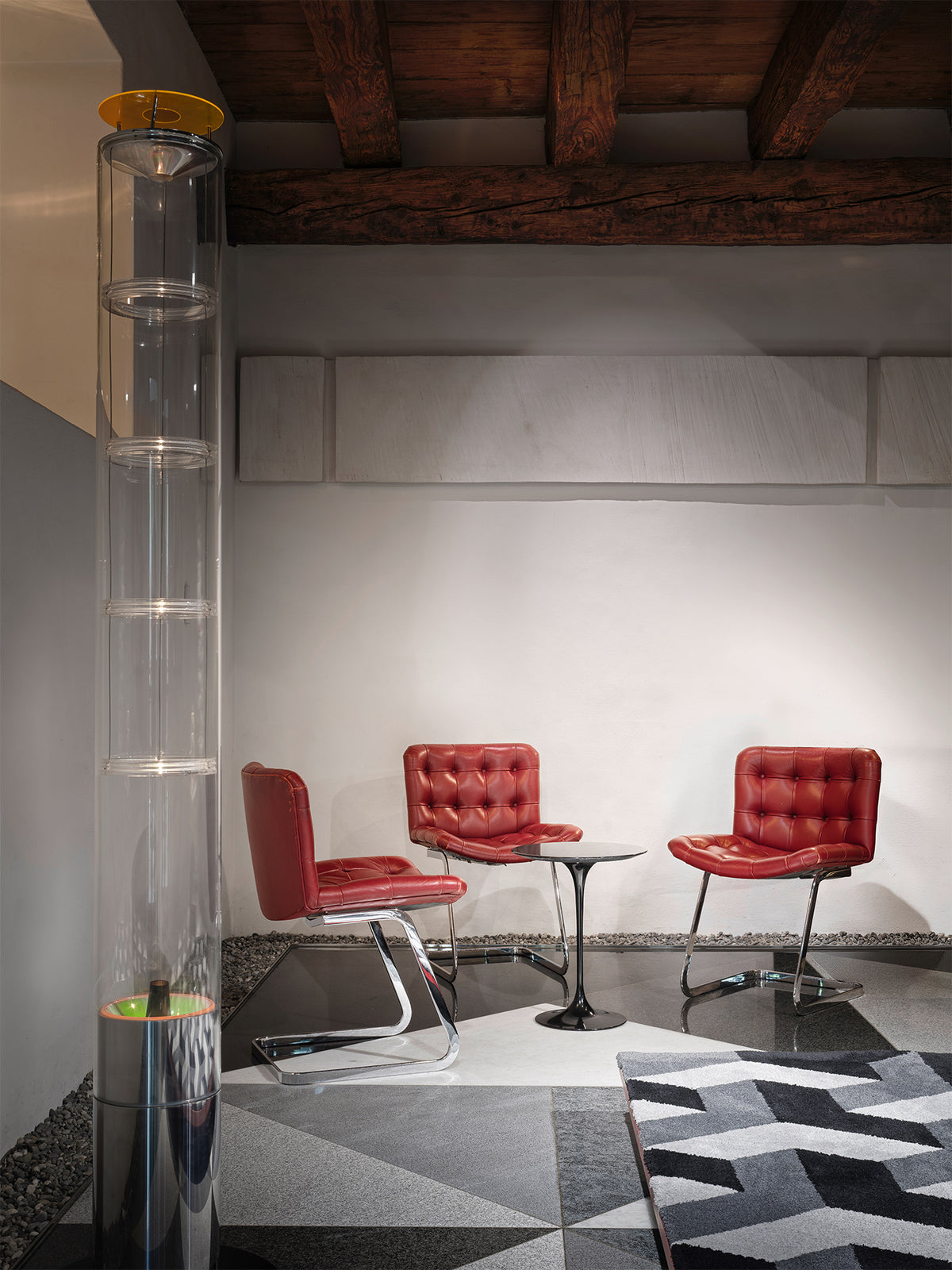 Rote RH-304-Sessel von Robert Haussmann im Widder Hotel